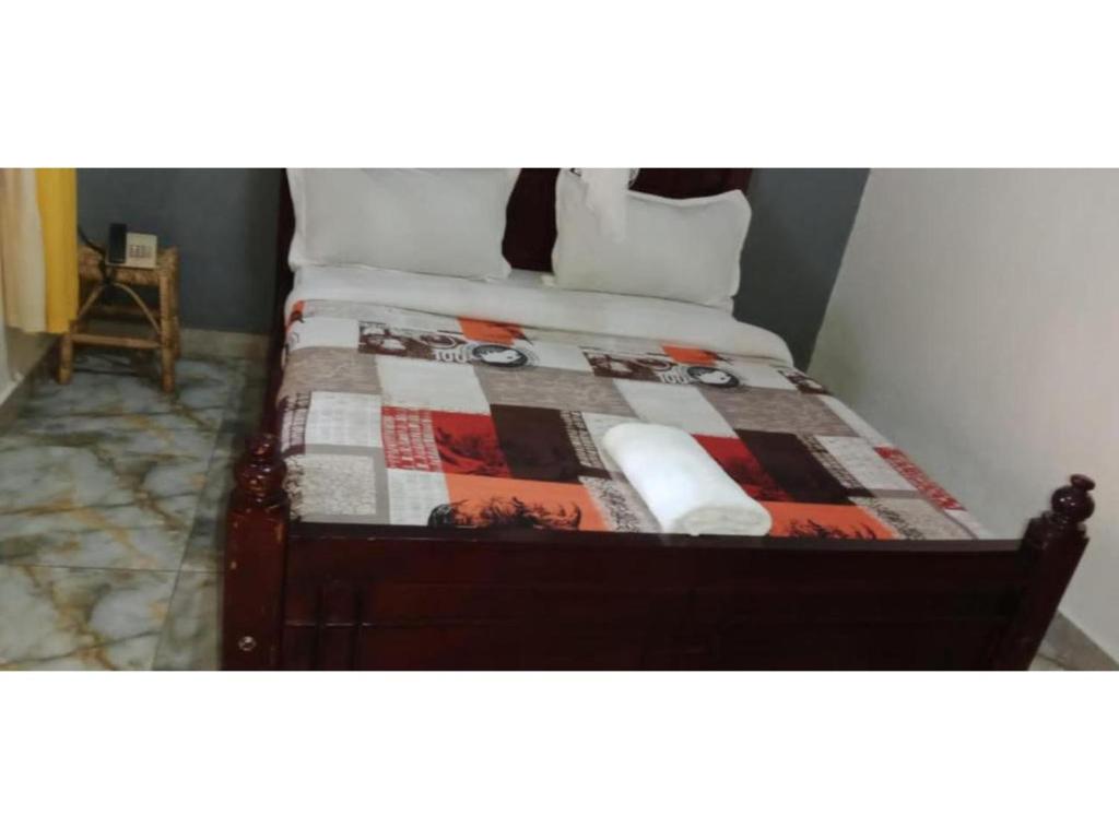 Gorilla African Guest House tesisinde bir odada yatak veya yataklar