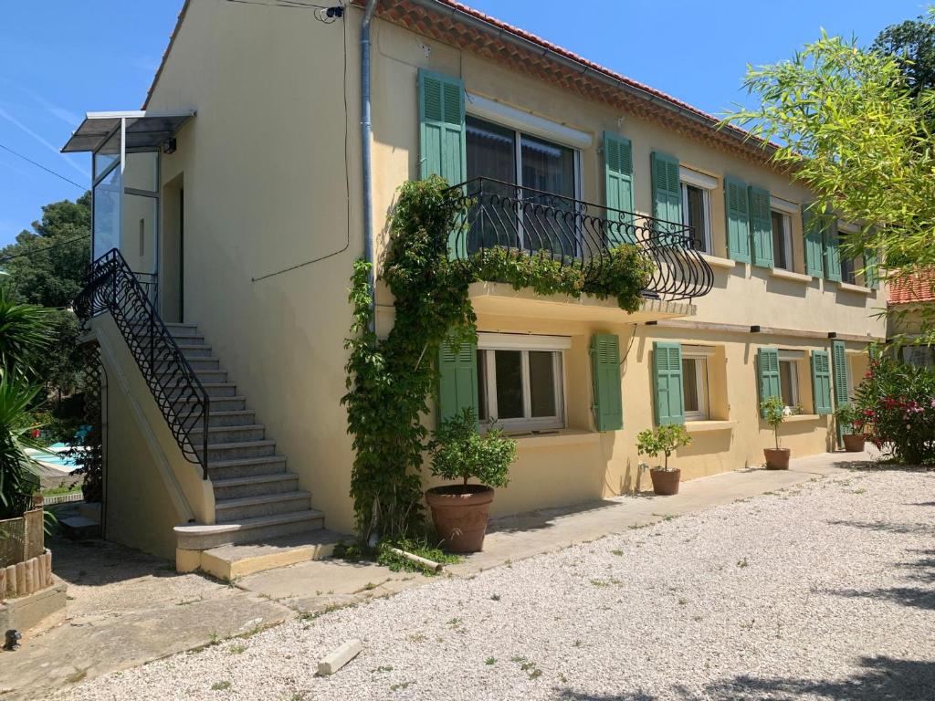 un bâtiment avec des escaliers et des plantes devant dans l'établissement Villa Provence Azur - Grand appartement avec piscine proche Méditerranée, à La Seyne-sur-Mer