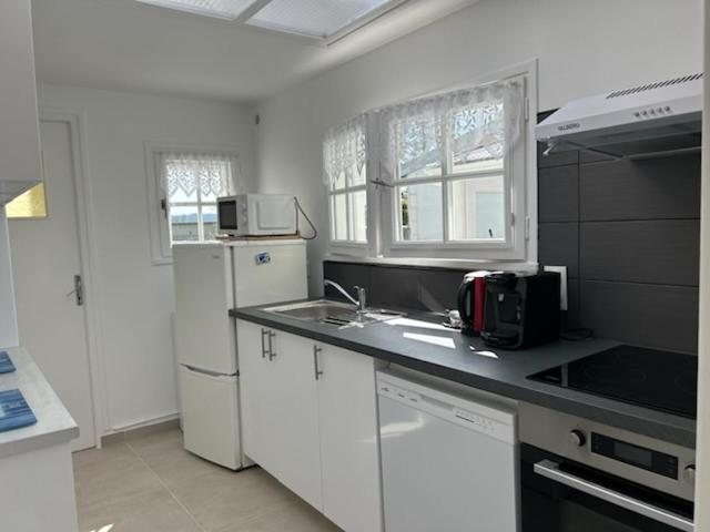 Kuchyň nebo kuchyňský kout v ubytování La maison de Ja