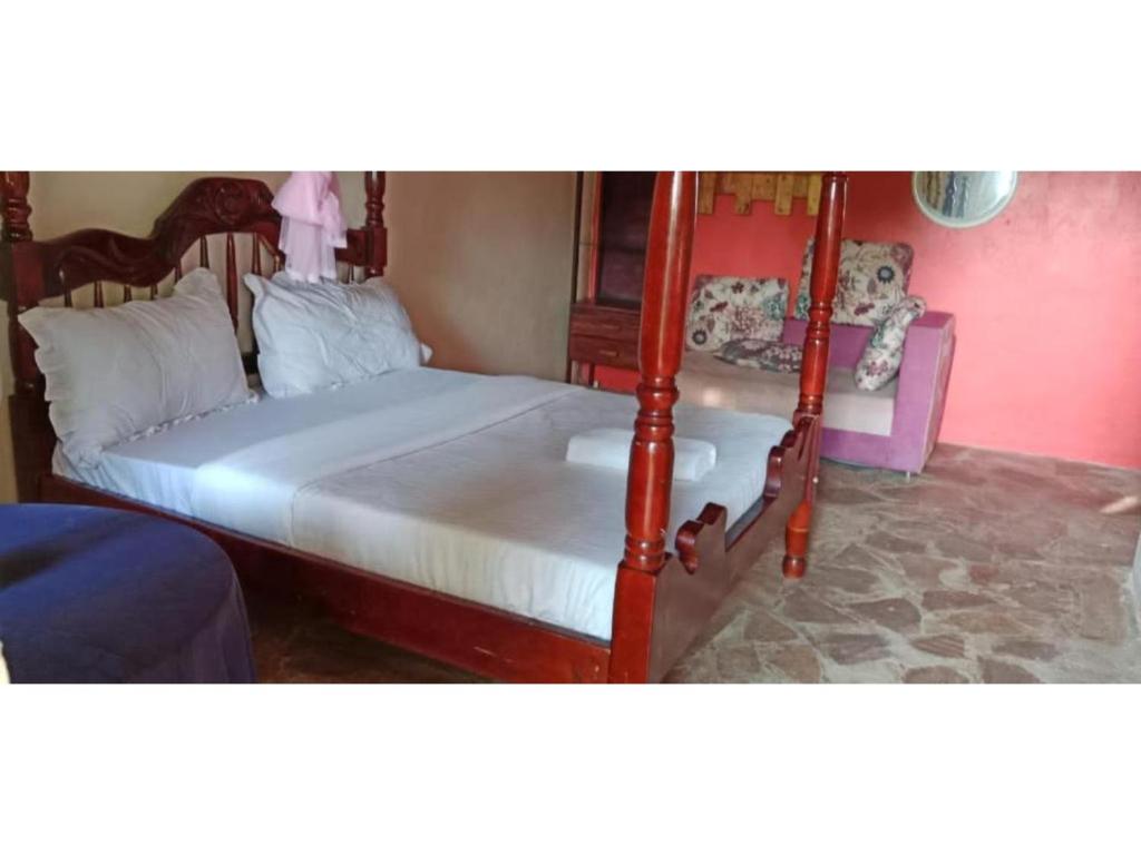Gorilla African Guest House tesisinde bir odada yatak veya yataklar