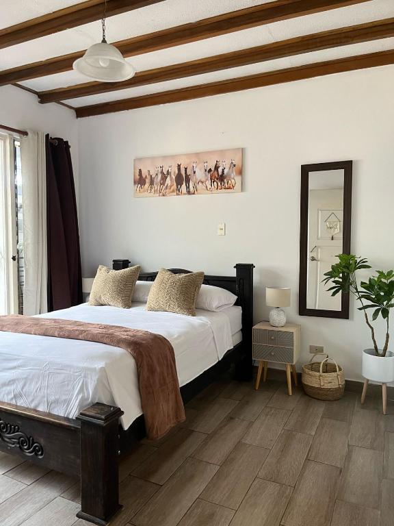 Postel nebo postele na pokoji v ubytování Gaudy's Hotel