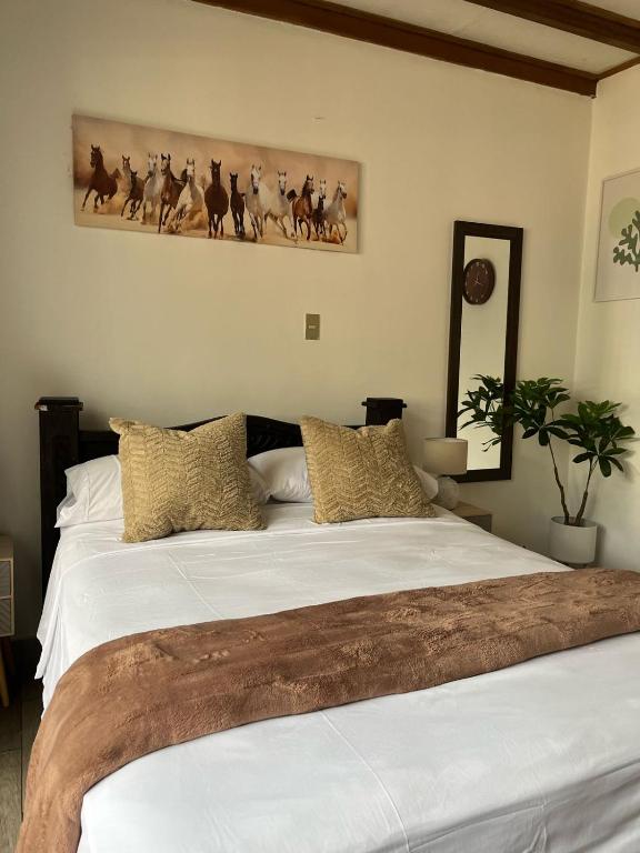 Postel nebo postele na pokoji v ubytování Gaudy's Hotel