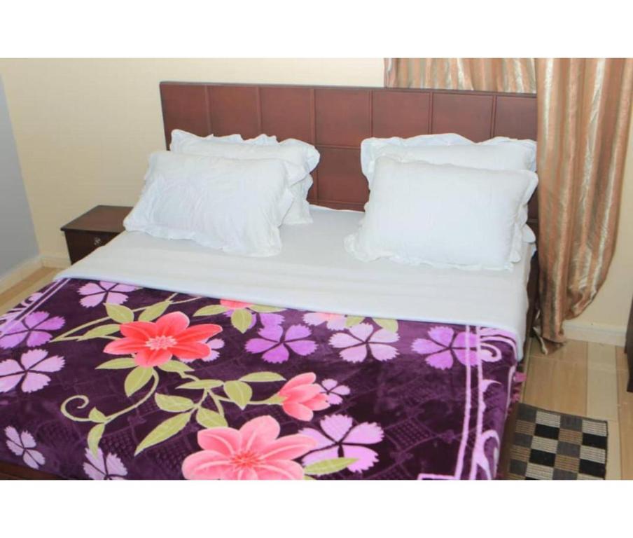 Gorilla African Guest House tesisinde bir odada yatak veya yataklar