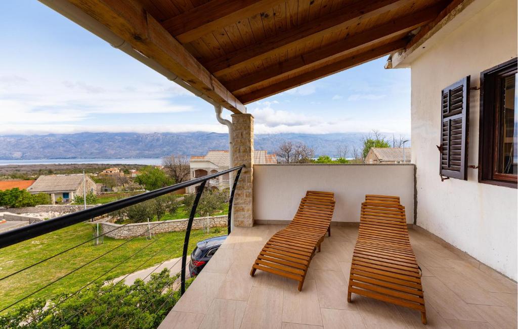 twee houten stoelen op het balkon van een huis bij Nice Home In Razanac With Wifi in Ražanac