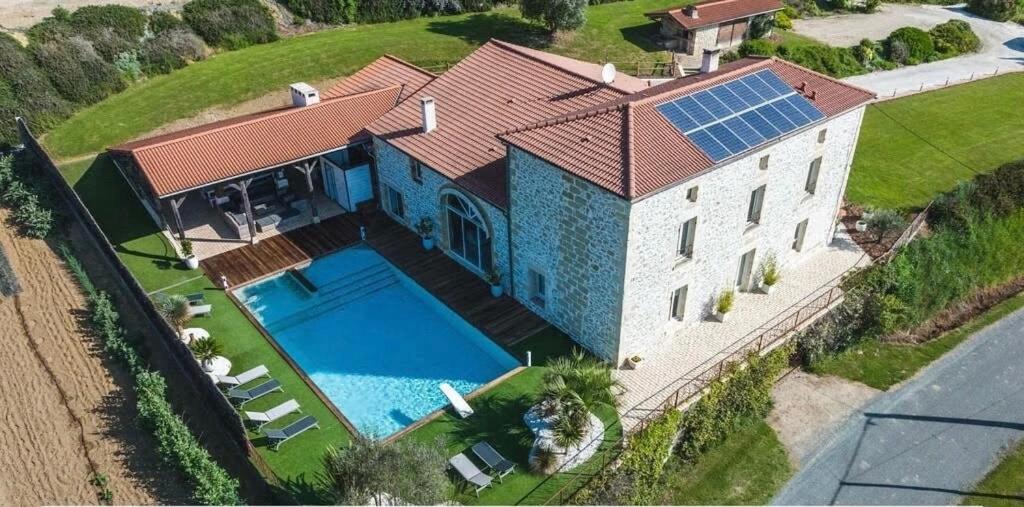 une vue aérienne d'une maison avec piscine dans l'établissement Domaine de Lorette, à Fossés-et-Baleyssac