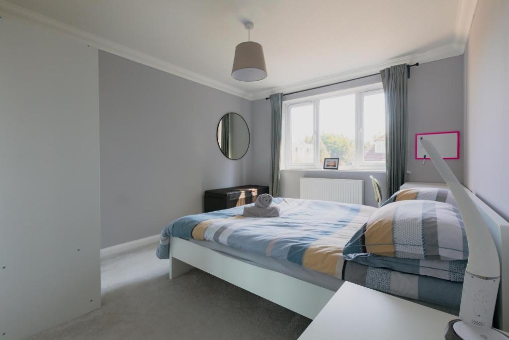 En eller flere senge i et værelse på Stylish Two bedroom flat near town centre