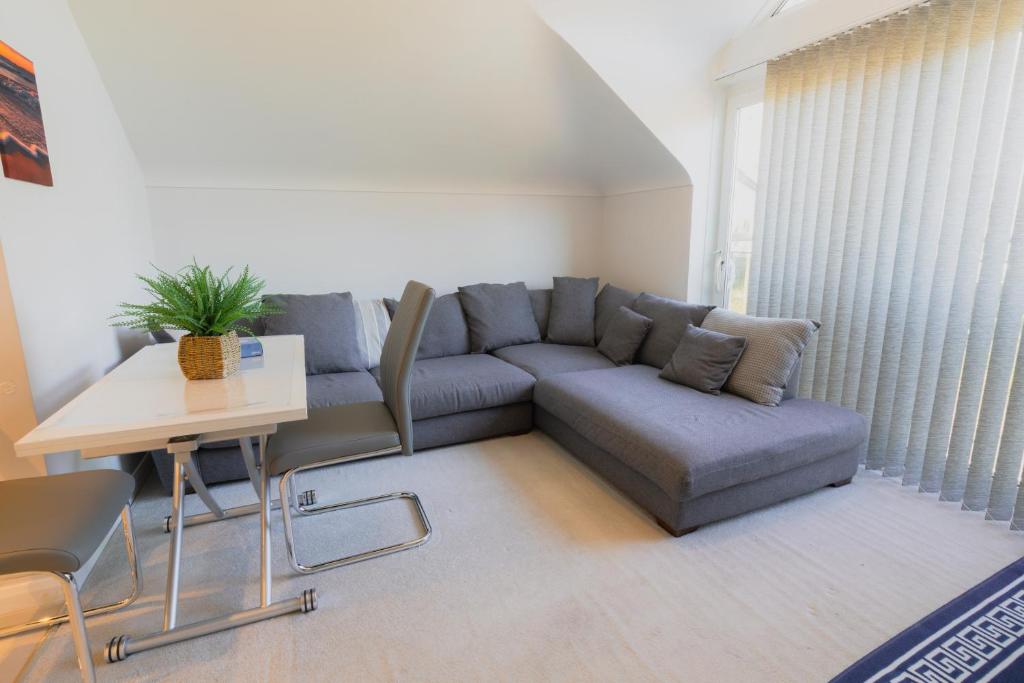 Posezení v ubytování Central and peaceful two bedroom flat in town