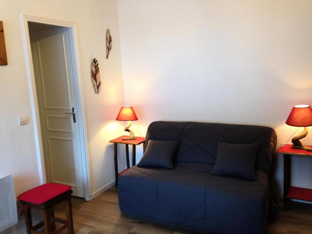 a living room with a blue couch and two lamps at Résidence Les Campanules - LES CAMPANULES - CA11FC MAE-3147 in Villarodin-Bourget