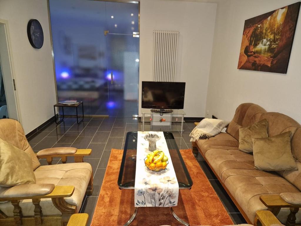 a living room with a couch and a table at Zentrales City-Apartment mit Garage und Arbeitsplatz geeignet für Business und Familie in Duisburg