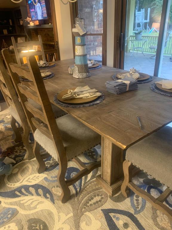 een houten eettafel met een vuurtoren erop bij Walker Resort in Fayetteville