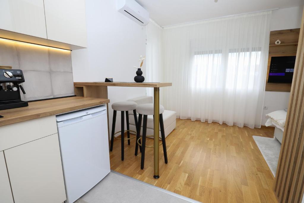Kuchyň nebo kuchyňský kout v ubytování Apartman Aleksandra Vrnjacka Banja