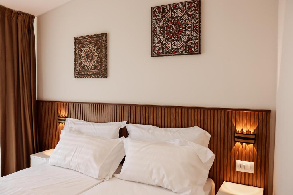 Postel nebo postele na pokoji v ubytování Kruja Townscape Rooms