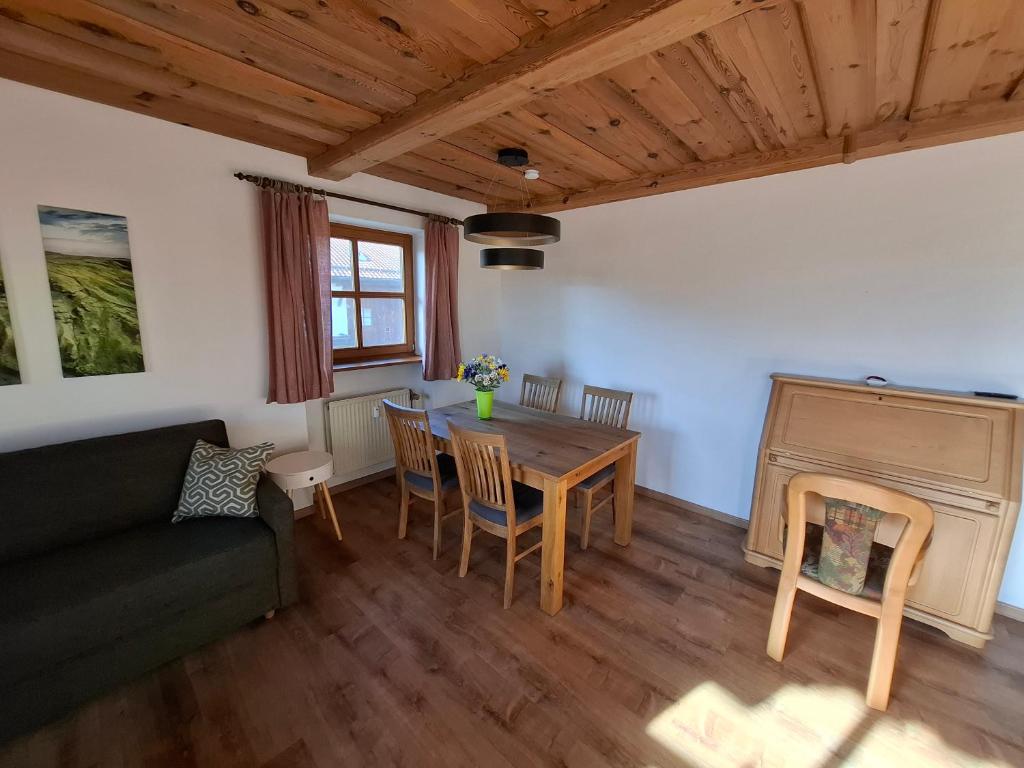 Posezení v ubytování Dreiländereck mit Sauna und Pool, Wohnung 403