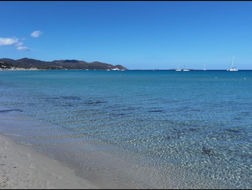 クアルトゥ・サンテーレナにあるPorzione di villetta a Capitanaの砂浜の海の景色