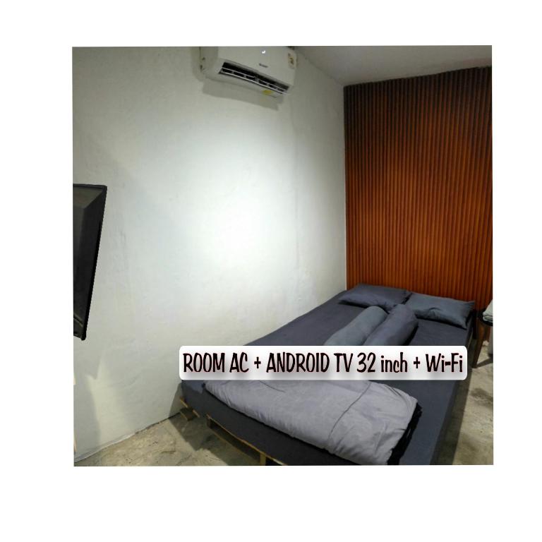 Postel nebo postele na pokoji v ubytování Cilacap Guest House