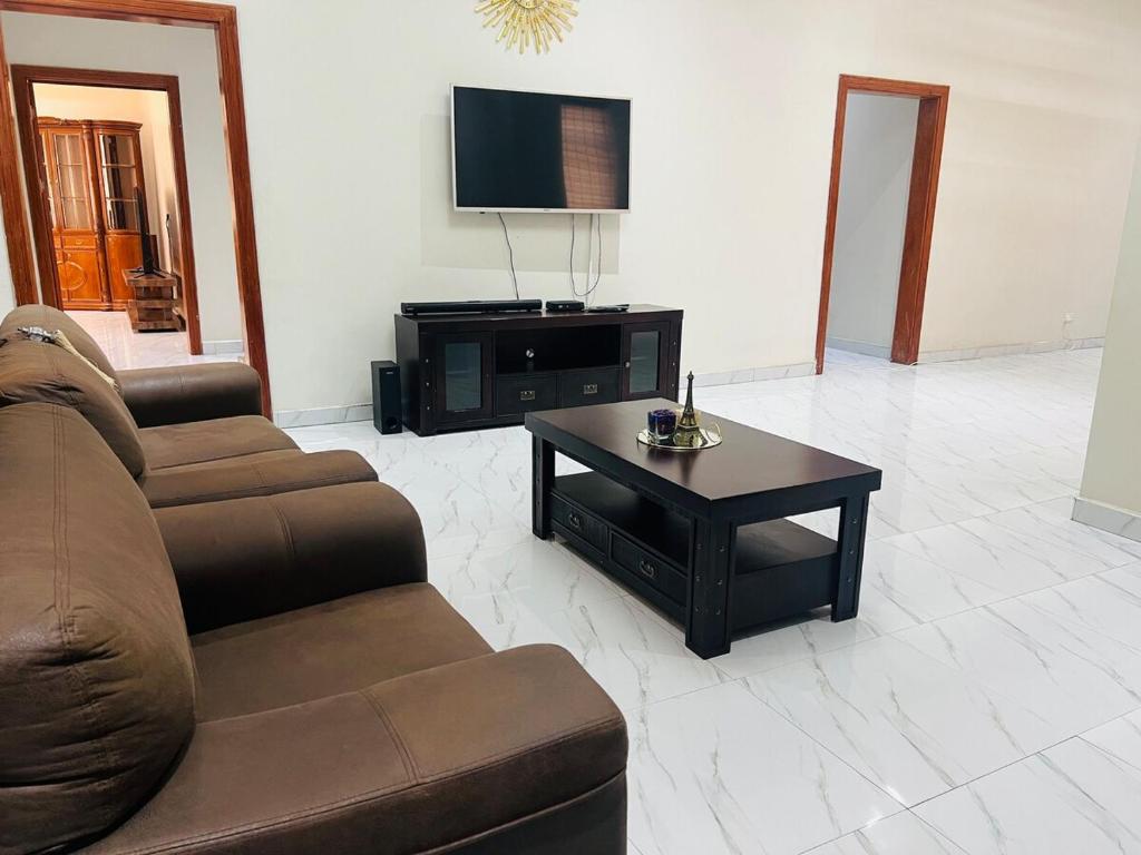 ein Wohnzimmer mit einer Couch und einem Couchtisch in der Unterkunft kafue Executive Family Residence in Kafue