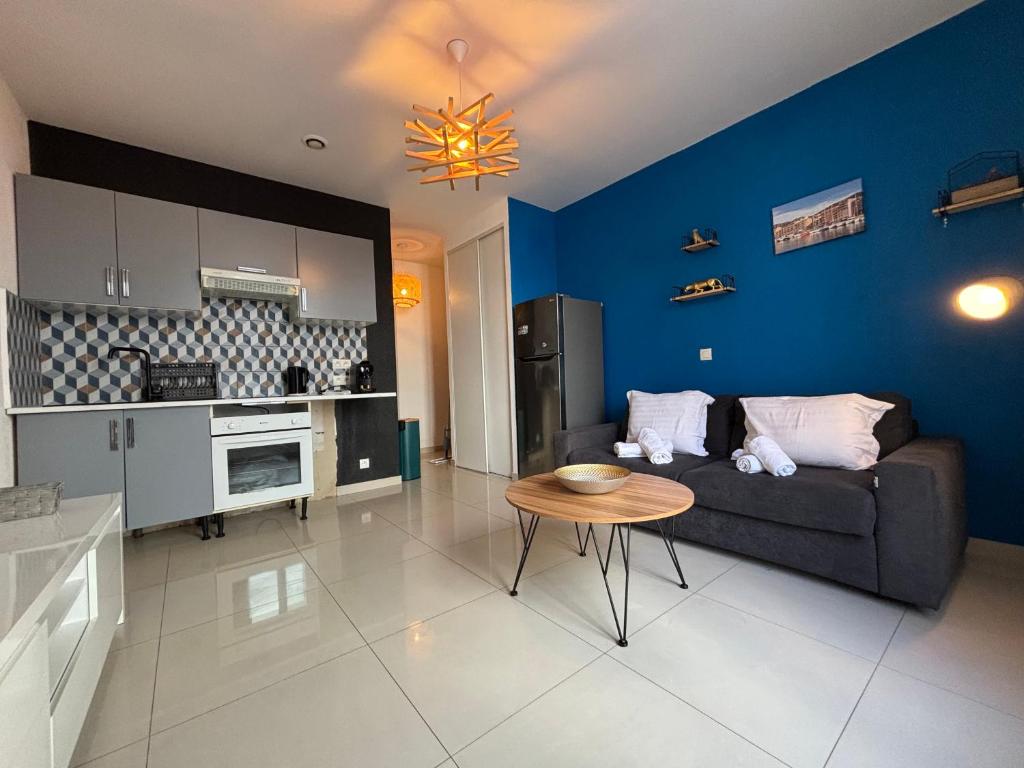 un salon avec un canapé et une table dans l'établissement Studio 2 Libération proche tram, à Nice