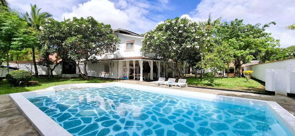 Bazén v ubytování Afro-boho Villa with Private Pool nebo v jeho okolí