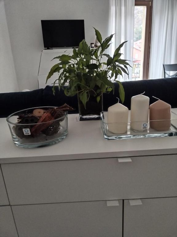 TV a/nebo společenská místnost v ubytování un balcone sul lago