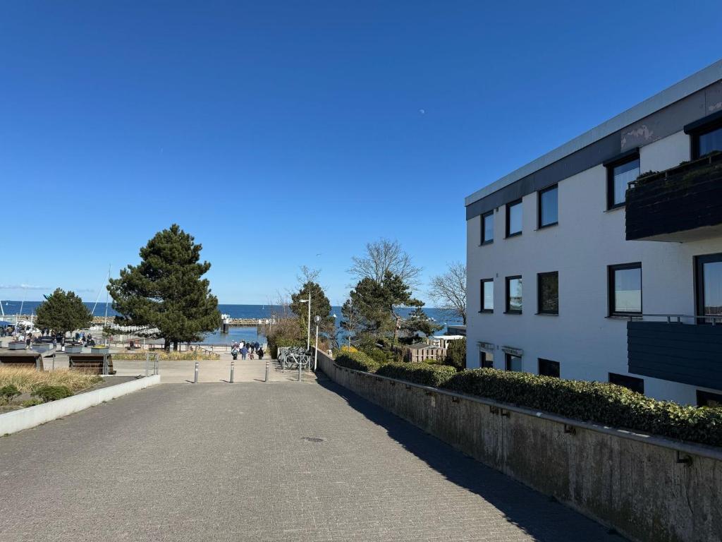 a street next to a building next to a beach at gemütliche Ferienwohnung Anker in Schilksee am Strand in Kiel