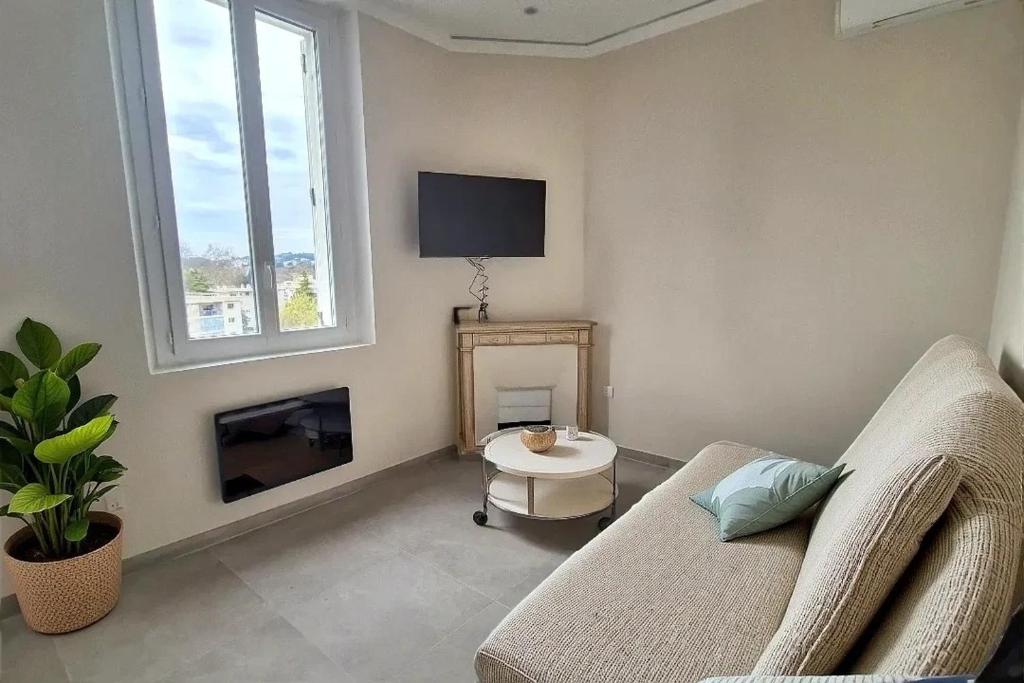 un salon avec un canapé et une cheminée dans l'établissement Charmant appartement T2, à Toulon