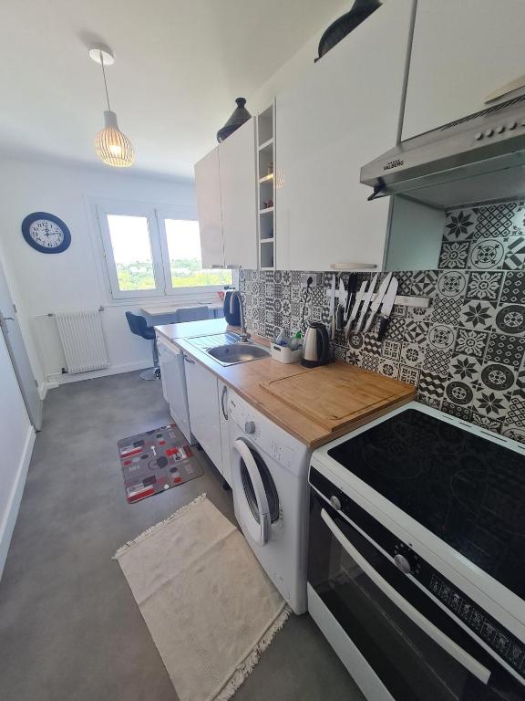 - une cuisine équipée d'une cuisinière four supérieur dans l'établissement Appartement entier proche du Parc de la Tête d 'Or, à Villeurbanne