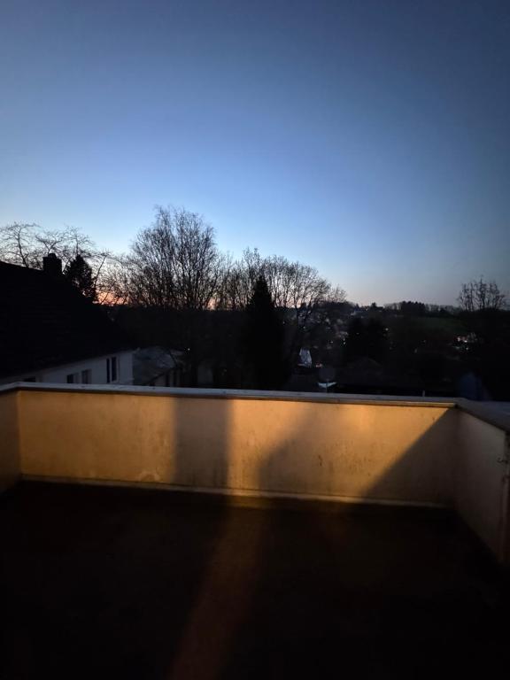 a view of the sky from the roof of a building at Solinger Wohnung mit Balkon in Solingen