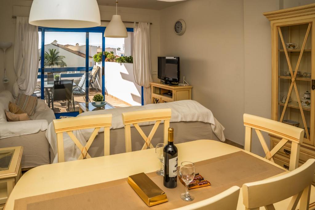 Nápoje v ubytovaní Sea view apartment with great terrace and 4 pools - Duquesa Suites 308