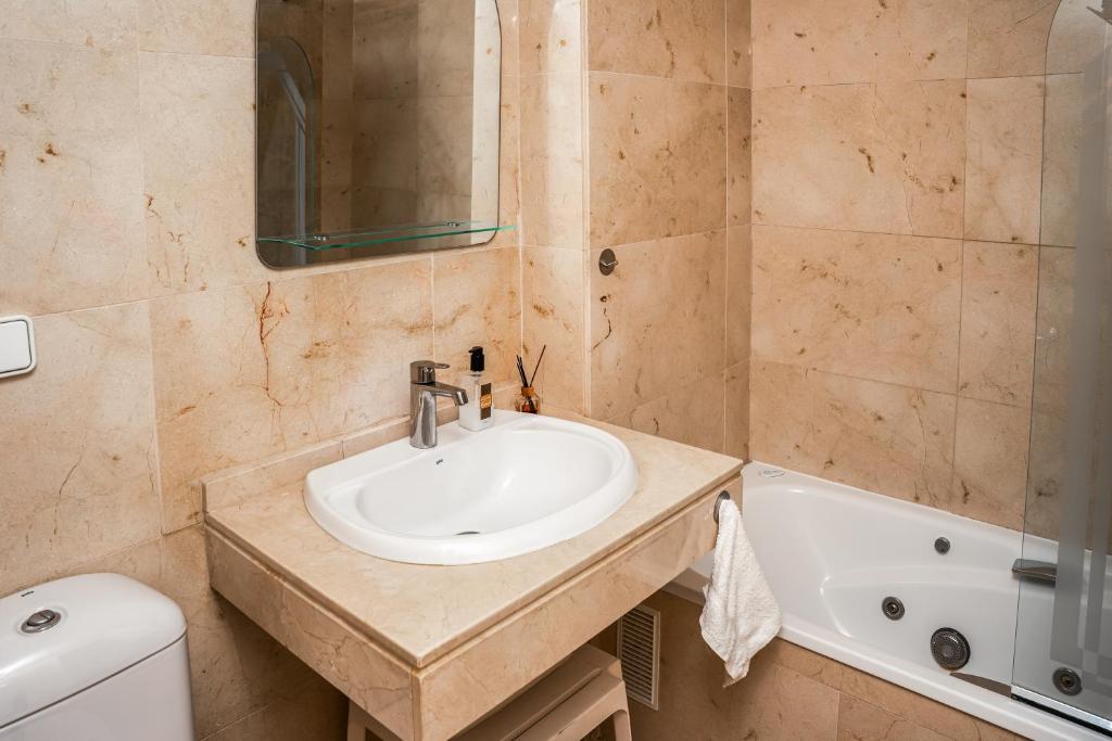 Kúpeľňa v ubytovaní Sea view apartment with great terrace and 4 pools - Duquesa Suites 308