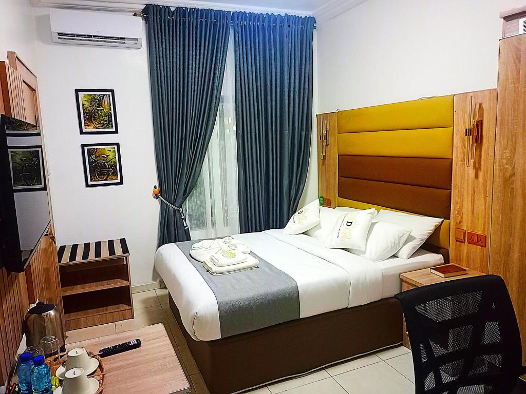 Postel nebo postele na pokoji v ubytování Destination hotel and suites