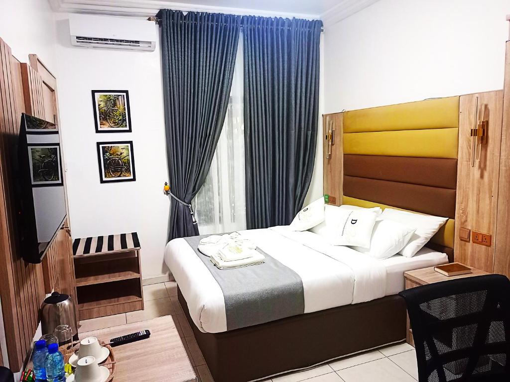 Postel nebo postele na pokoji v ubytování Destination hotel and suites
