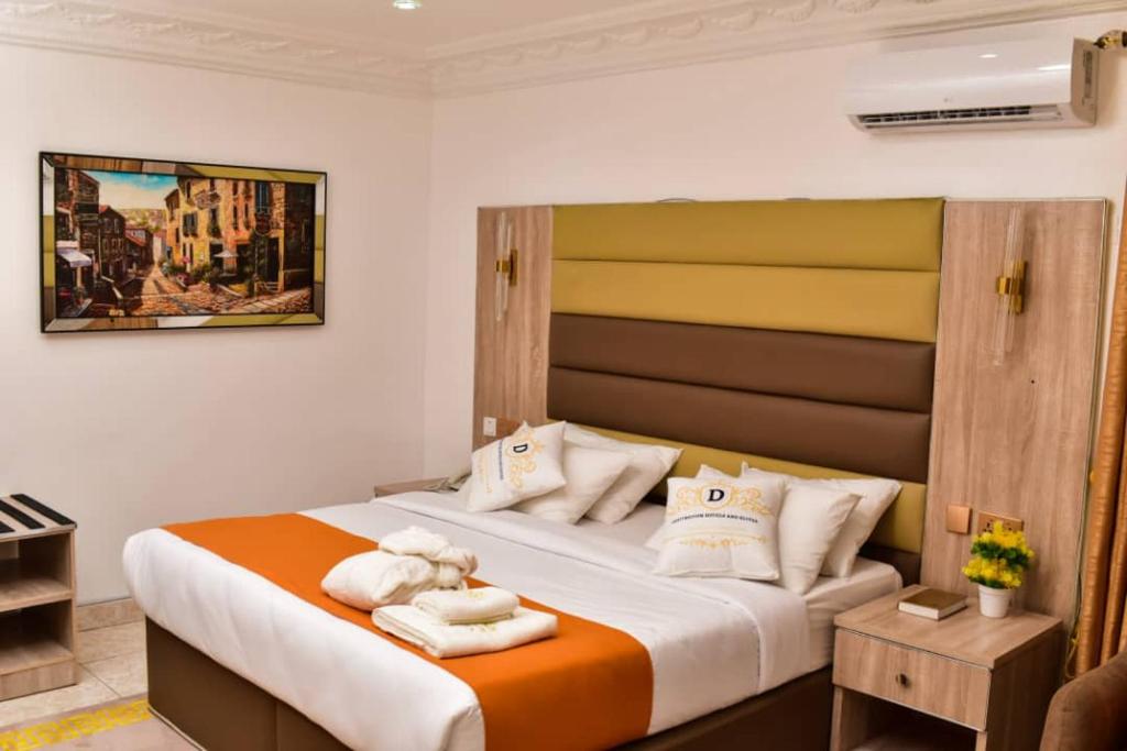 Postel nebo postele na pokoji v ubytování Destination hotel and suites