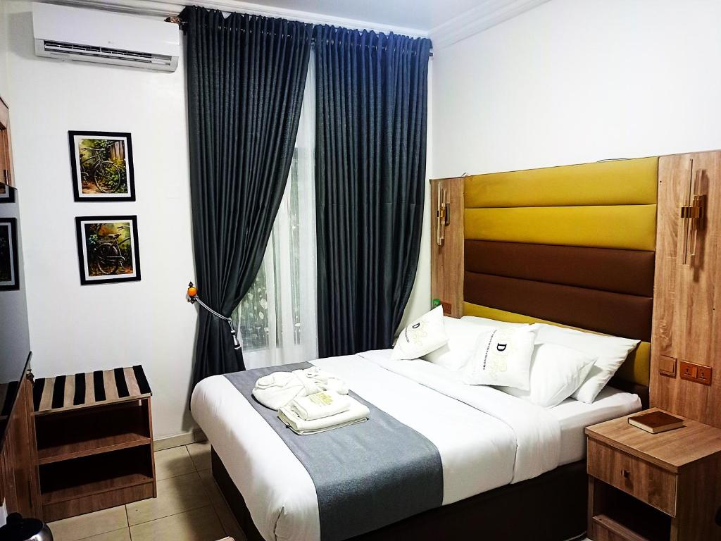 Postel nebo postele na pokoji v ubytování Destination hotel and suites