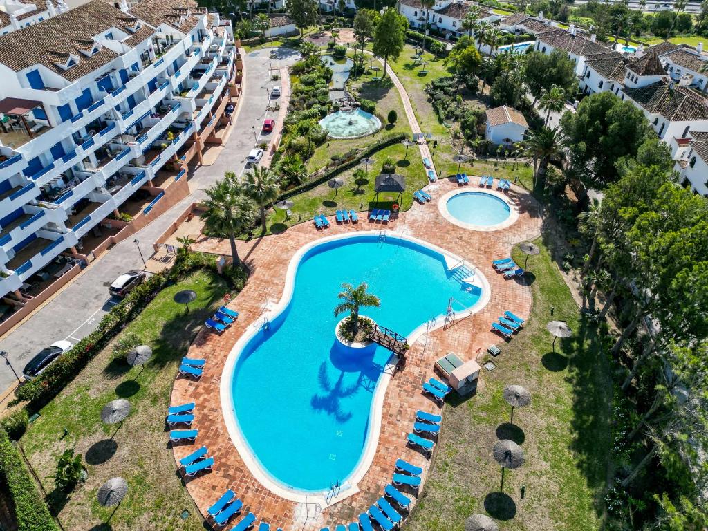Bazén v ubytovaní Sea view apartment with great terrace and 4 pools - Duquesa Suites 308 alebo v jeho blízkosti