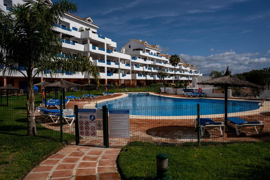 Bazén v ubytovaní Sea view apartment with great terrace and 4 pools - Duquesa Suites 308 alebo v jeho blízkosti