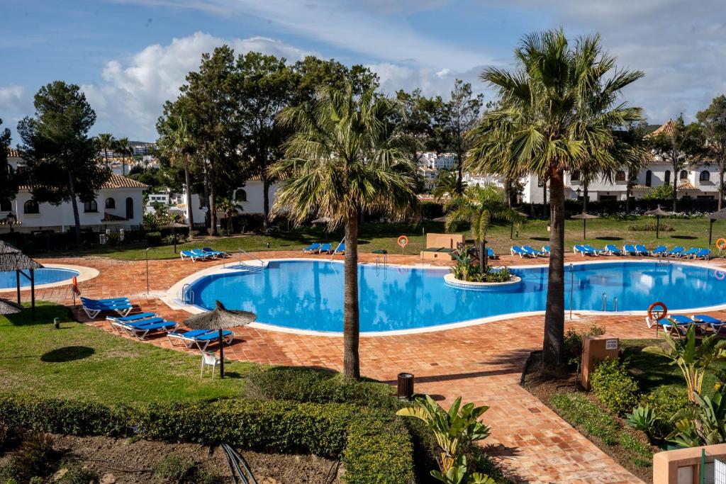 Bazén v ubytovaní Sea view apartment with great terrace and 4 pools - Duquesa Suites 308 alebo v jeho blízkosti
