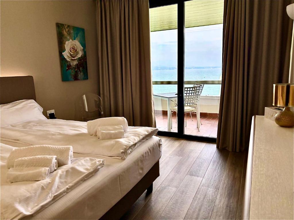 Łóżko lub łóżka w pokoju w obiekcie Hotel Aquila D'Oro Desenzano