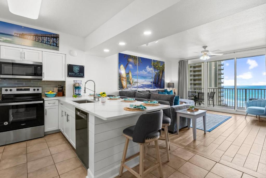 A kitchen or kitchenette at Shores Of Panama #0912