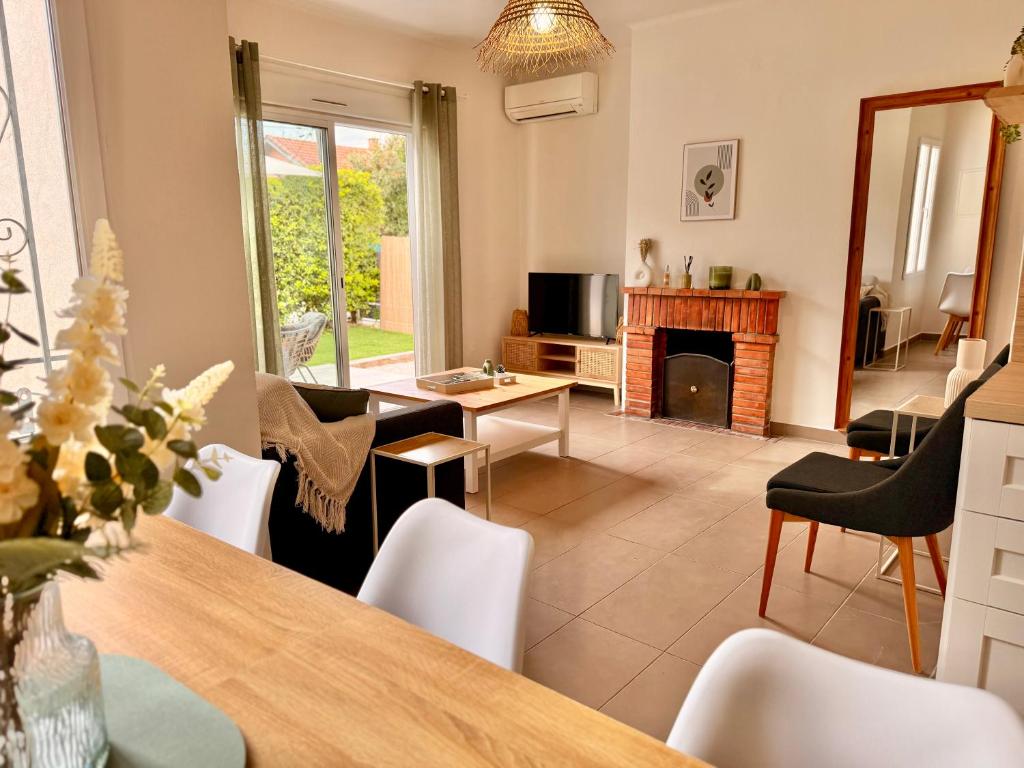 un salon avec une table et une cheminée dans l'établissement villa cooper, à La Seyne-sur-Mer