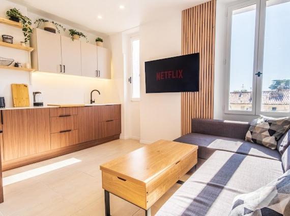 un salon avec un canapé et une table dans l'établissement 2-room near sea, new fully equipped, à Toulon