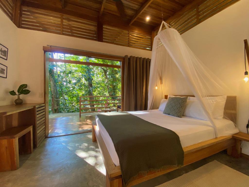 Una cama o camas en una habitación de Satta Lodge