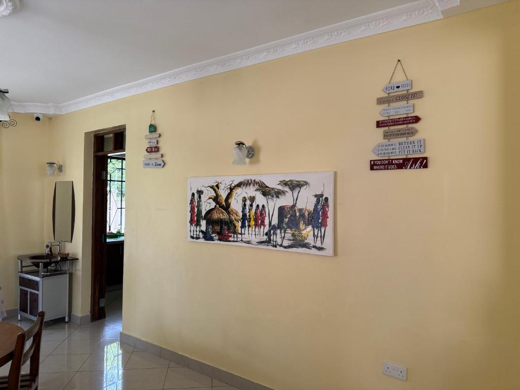 アルーシャにあるBurka Serene Homeの壁面に看板が貼られている
