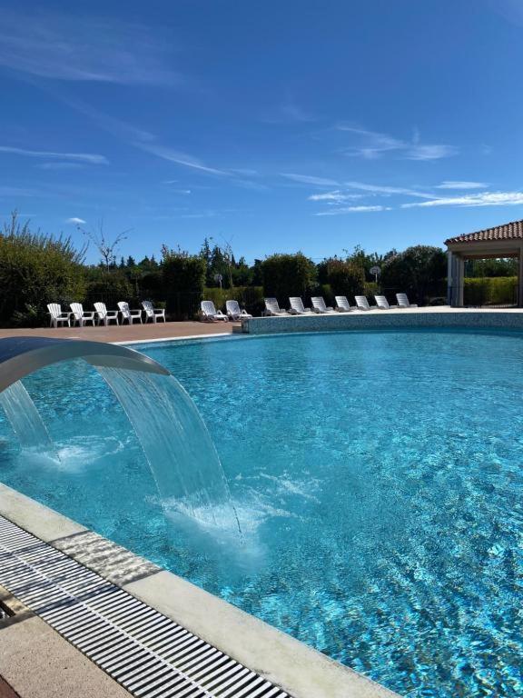 - une piscine avec une fontaine au milieu dans l'établissement Maison aux Demeures du Ventoux, à Aubignan