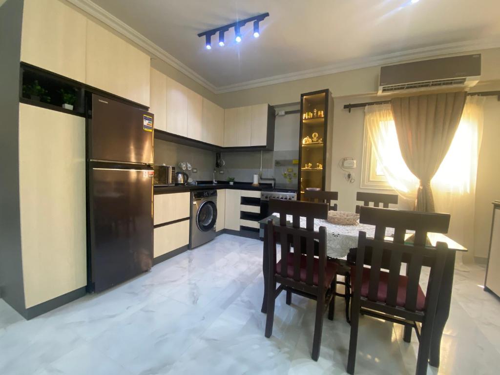 Kuchyň nebo kuchyňský kout v ubytování Comfortable 3BR New Cairo Prime Spot