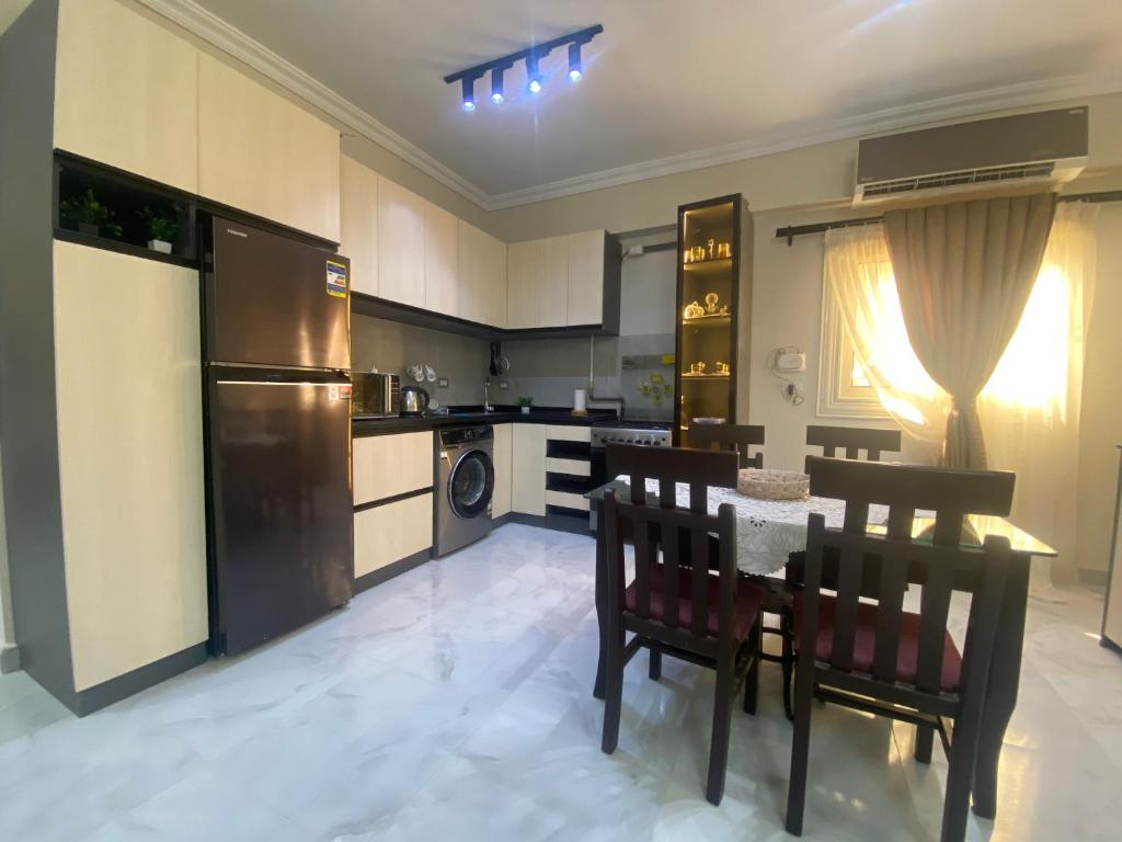 Kuchyň nebo kuchyňský kout v ubytování Comfortable 3BR New Cairo Prime Spot