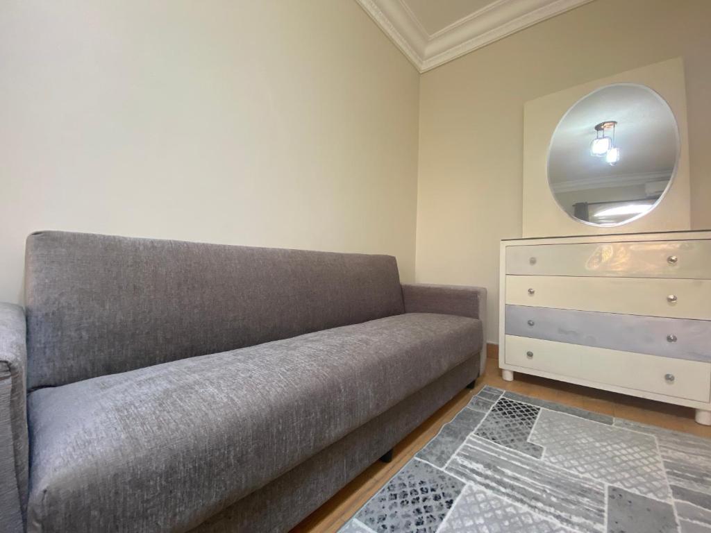 Posezení v ubytování Comfortable 3BR New Cairo Prime Spot