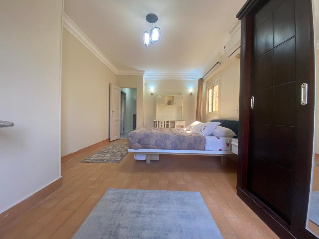 Postel nebo postele na pokoji v ubytování Comfortable 3BR New Cairo Prime Spot