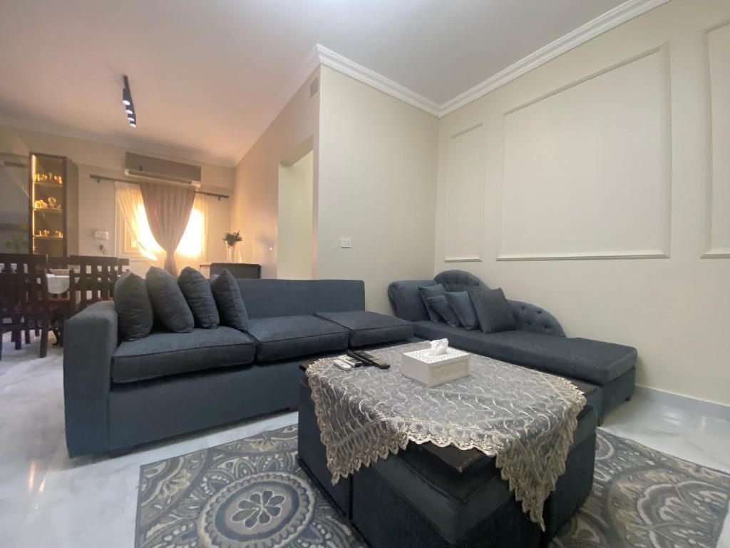 Posezení v ubytování Comfortable 3BR New Cairo Prime Spot