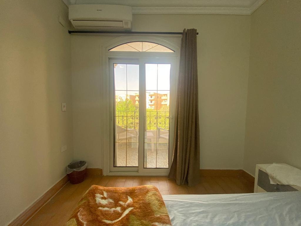 Postel nebo postele na pokoji v ubytování Comfortable 3BR New Cairo Prime Spot