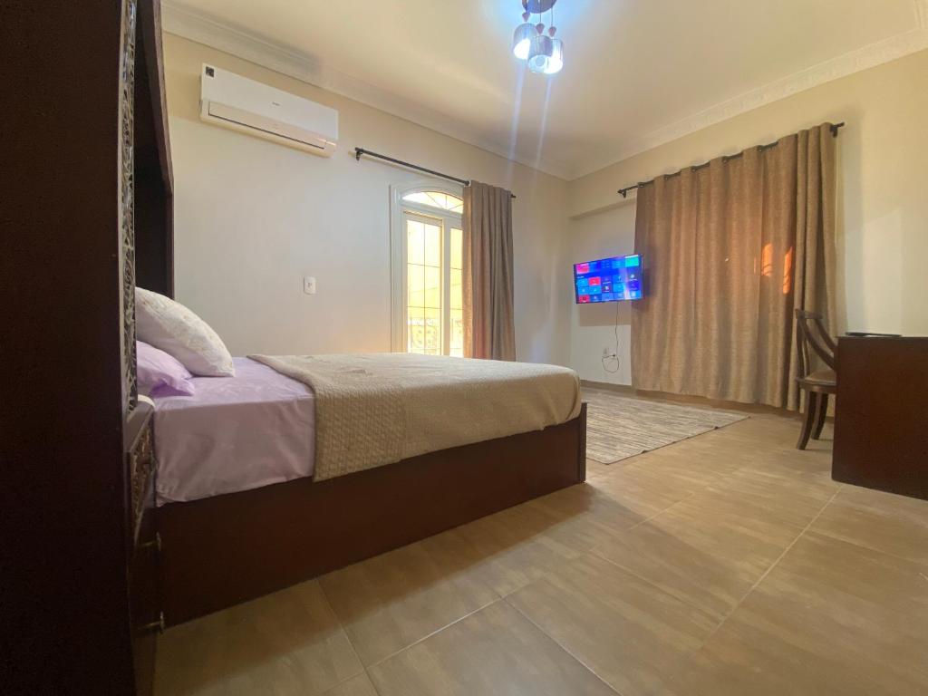Postel nebo postele na pokoji v ubytování Comfortable 3BR New Cairo Prime Spot